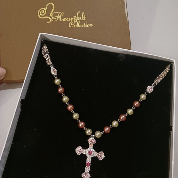 NWT! GORGEOUS CROSS NECKLACE - Picture 6 of 10